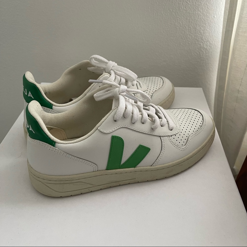 VEJA SNEAKER SIZE 6, 37